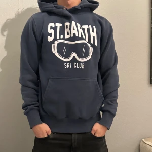 WINTER HOODIE BUNDLE  - Två Afterksi inspirerade hoodies! Går att köpa båda två för 750! Eller skriv vid köp av en av följande hoodies! ST BARTH hoodie är i storlek S, och Mintu i storlek 5! Killen på bilden är 180 och båda sitter bra! 