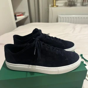 Diemme sneakers - Snygga navy sneakers från Diemme i mocka med vit sula. Skorna är endast testade och kommer med box, dustbag, extra snören osv. Köpa för 3300kr. Storlek 45.