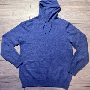Kashmir hoodie - Säljer en stilren blå kashmir hoodie, som består av 100% kashmir. Perfekt för en avslappnad look. Den är i skick 9/10. Vid fundering, kontakta mer en gärna 🤗