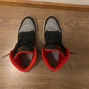 Nike Air Jordans i svart och grått - Storlek 44