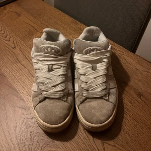 Adidas campus gråa - Säljer dessa då de är för små för mig ❤️ dom är väl använda men inget som är trasigt osv. Förutom (som syns på sista bilden) är det lite trasigt vid hälen💞det var även ganska svårt att ta bild på skorna, dom ser mer smutsiga ut på bilderna! 
