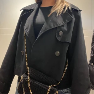 Svart trenchcoat  - Säljer nu min svarta trenchcoat. Storlek xs men passar mig som bär s. Skulle säga att den passar både som xs och s beroende på hur man vill att den ska sitta. Perfekt nu inför våren