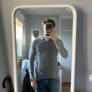 Stickad tröja från John Henric - Säljer en stilren grå tröja från John Henric. Tröjan har en klassisk krage och är långärmad. 10% kashmir 90% ull men känns nästan som hundra procent kashmir🤩Väldigt bra skick, säljer den för att den e för liten för mig. Hör av vid prisförslag eller frågor!