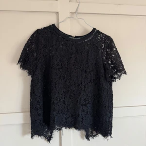 Svart spetsblus från Sweewë Paris - Säljer en svart spetsblus från Sweewë Paris💓Är storlek L men passar som S💓