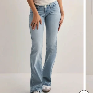 Ljusblå bootcut jeans från Nelly - Jättefina jeans som är helt slutsålda! aldrig använda utan säljer för att dom är för stora💞 