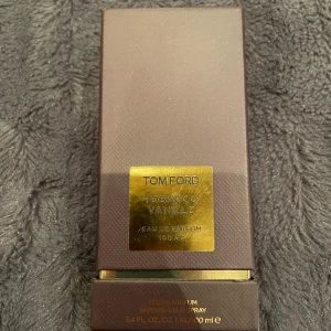 Tom Ford Tobacco Vanille Eau de Parfum - Säljer en lyxig Tom Ford Tobacco Vanille Eau de Parfum i en elegant svart flaska med gulddetaljer. Flaskan rymmer 100 ml och har en stilren design med en fyrkantig form och en avtagbar kork. Perfekt för den som älskar varma och kryddiga dofter. Säljer den för 849kr. Den är endast testad, ungefär 2-3 sprut borta. Mer info i dm! 