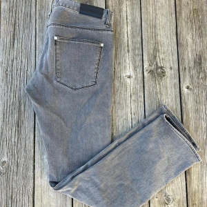  Acne Studios Jeans - Snygga vintage grå jeans från Acne Studios. De har en rak passform och är perfekta för en stilren look. Passar perfekt nu till våren och går ihop med nästan allt. Storlek 33/32