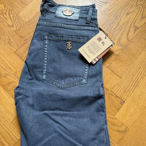 Gråa jeans från burrbery  - .