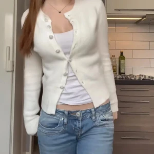 Vit slutsåld Zara kofta - Säljer en denna superfina vita koftan från Zara(tror den slutsåld). Perfekt för att lägga till en touch av elegans till din outfit, i storlek M men skulle säga passar S också. Skriv för egna bilder och frågar,Köpte för 299 kr. Pris kan diskuteras!💕