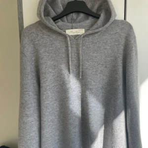 Sayless Kashmirhoodie - Grå Kashmirtröja från Sayless i storlek M