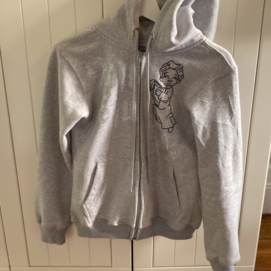 Grå huvtröja med dragkedja från Vonstudio