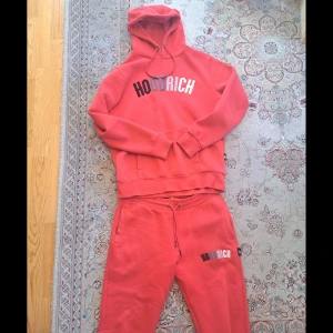 Hoodrich tracksuit - Säljer en snygg röd tracksuit från Hoodrich. Tracksuiten är i jätte bra skick och har knappast använts.
