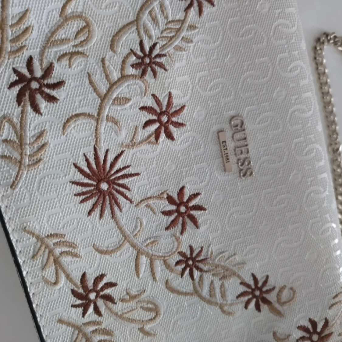 Vit broderad axelväska från Guess - 2