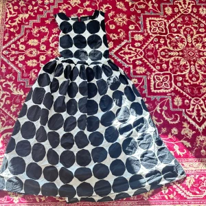 Svartvit prickig klänning - Snygg svartvit klänning med stora prickar. Klänningen har en ärmlös design och en vid kjol som ger en fin siluett. Perfekt för en stilren look.