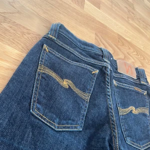 Nudie Jeans 👖  - Mörkblå Jeans från Nudie! | Skick: 9/10 | Pris: 319kr kan diskuteras vid snabb och trevlig affär! | Fraktas inom 24h! | Frågor eller funderingar? Kontakta mig på Estilo! |