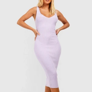 Ljuslila ribbad klänning - Säljer en pastel lila ribbad klänning med v-ringning. Klänningen är ärmlös och har en tight passform. Använd enstaka gånger men verkligen såå somrig och fin🤩funkar till både xs, s 