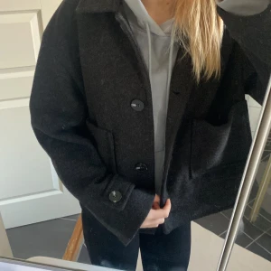 Mörkgrå kappa från 157 - Säljer denna gulliga och  stilren mörkgrå kappa från 157. Den har en klassisk design med stora knappar och en krage. Den är perfekt varm och passar till alla kläder💞 använda några gånger men de finns inga tecken alls för utsliten 💞 pris går att diskutera 💞