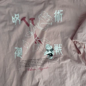 Rosa Jujutsu Kaisen t-shirt - Säljer en rosa t-shirt från UT med Jujutsu Kaisen-tryck. Köpt på Selpy i nyskick. Aldrig använd