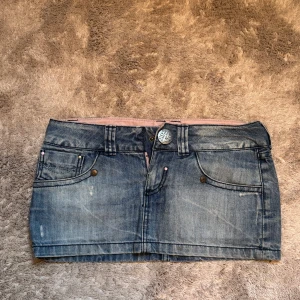 Lowwaist jeans kjol 🥰🥰 - Sååå snygg vintage jeans kjol 🩷🩷🩷🩷🩷🩷