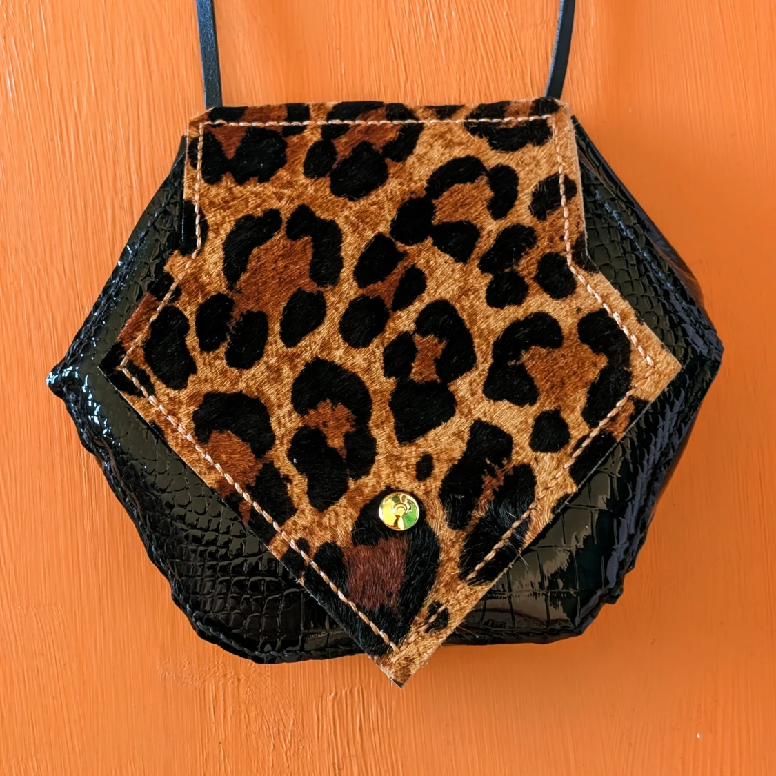 Svart axelväska med leoparddetaljer
