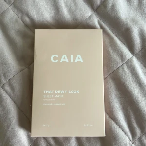 That Dewy Look Sheet Mask från CAIA - Säljer en förpackning med 'That Dewy Look' sheet mask från CAIA, perfekt för normal hud. Innehåller niacinamide och tranexamic acid för en återfuktad och strålande hy. Förpackningen innehåller 5 masker à 21 g. Dessa fick jag i Caias julkalender förra året och säljer då jag hittar användning av dessa
