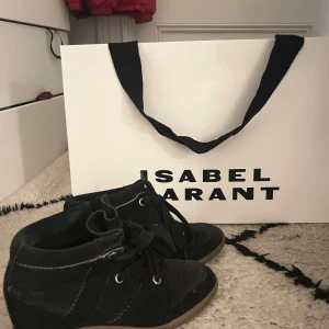 Svarta sneakers från Isabel Marant - Snygga svarta sneakers från Isabel Marant, i modellen bobby,super fina men säljer då dom ej kommer till mycket användning 