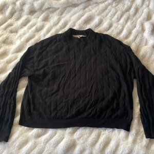 Svart tröja från Pernilla Wahlgren - Säljer en stilren svart tröja från Pernilla Wahlgren. Tröjan har en klassisk design med rund hals och långa ärmar. Perfekt för en elegant och avslappnad look.