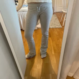 Grå mjukisbyxor med snörning - Säljer ett par bekväma grå mjukisbyxor med snörning i midjan. Byxorna har en normal passform och är perfekta för en avslappnad stil. De är tillverkade i mjukt material som ger en skön känsla hela dagen.