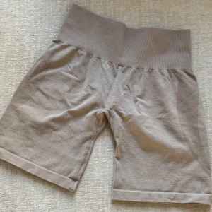 NVGTN Shorts - Otroligt fina shorts till vår och sommar som är runt hörnet. Säljs för jag har för mycket träningskläder. Sitter otroligt fint! 🩷