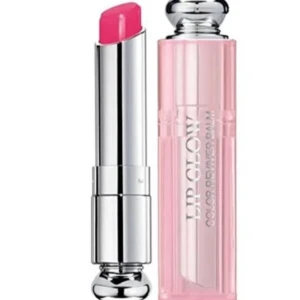 Rosa läppbalsam - Snyggt rosa läppbalsam med en lyxig hylsa i silver och rosa. Perfekt för att ge läpparna en naturlig glöd och fukt.