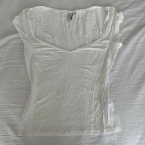 Romance shape top från Nelly  - Toppen är vit och lite genomskinlig. Den har bara blivit använd en gång. 