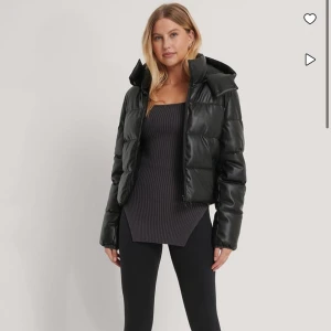 Superfin Svart pufferjacka från NA-KD 💕 - Snygg svart pufferjacka från NA-KD med dragkedja och hög krage. Spartsamt använd och säler för att den inte kommer till användning.❤️Jackan är i storlek 32 och är lite croppad. 