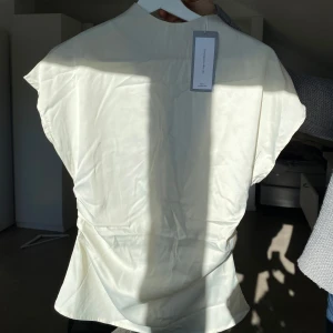 Vit blus från Shein - Säljer en stilren vit blus från Shein i storlek XS. Blusen har en enkel design med korta ärmar och en rak passform. Perfekt för en minimalistisk look.