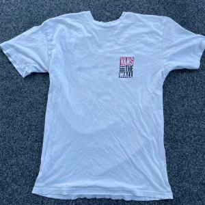 Vans t-shirt - T-shirt med tryck bak och fram från Vans. Använd mycket och har liten fläck och litet hål (se sista bild). Storlek M men sitter lite mer åt L hållet