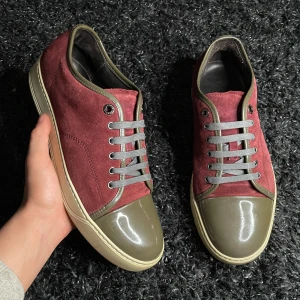 Lanvin Skor - Säljer nu ett par sjuka snygga Lanvin skor! Skicket är fint. Priset är inte hugget i sten☺️Inga tillbehör ingår. Hör gärna av er om ni har fler frågor!