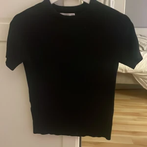 Finstickad Tshirt - Så mysig finstickad tshirt. Passar till allt och så enkel att styla. Knappt använd så därav ett väldigt bra pris.  
