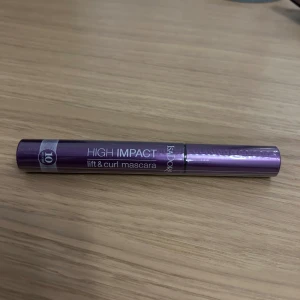 High impact mascara från isadora  - High Impact Lift & Curl mascara i en snygg lila förpackning. Perfekt för att ge fransarna volym och böjning. Enkel att applicera och ger ett dramatiskt resultat. Oanvänd!!