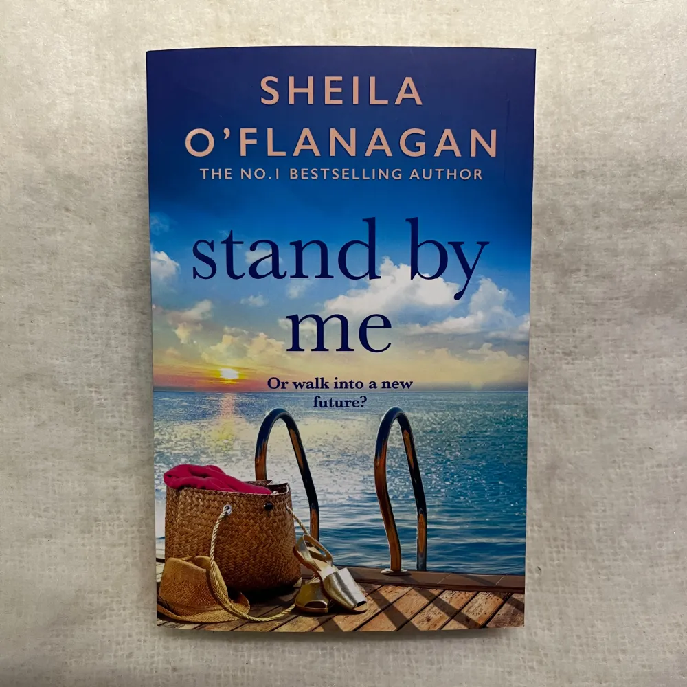Boken 'Stand By Me' av Sheila O'Flanagan handlar om Dominique Brady vars liv förändras när hon möter Brendan Delahaye. En berättelse om kärlek, förlust och att hitta styrkan att gå vidare. Perfekt för dig som älskar gripande romaner med djup och känsla.. Böcker.