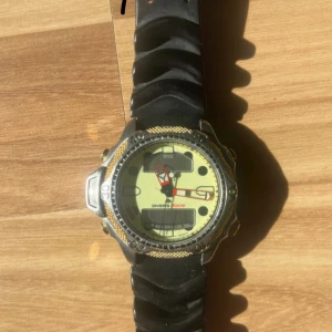 Citizen aqualand Dykarklocka med svart armband - Säljer en robust dykarklocka med svart armband och en gul urtavla. Klockan har en silverfärgad boett med guldiga detaljer och tydliga markeringar för dykning. Perfekt för den äventyrlige!