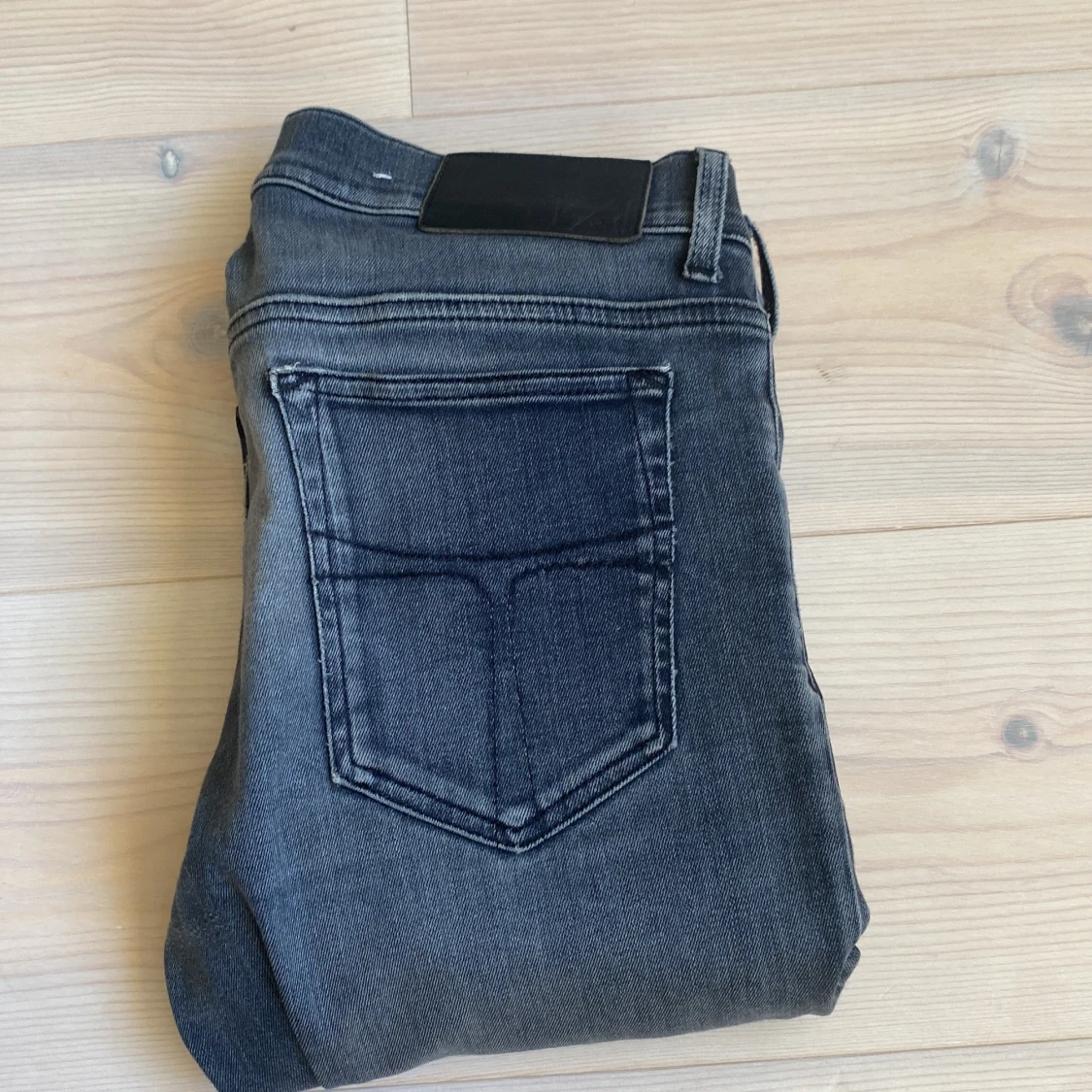 Grå jeans från Tiger of Sweden