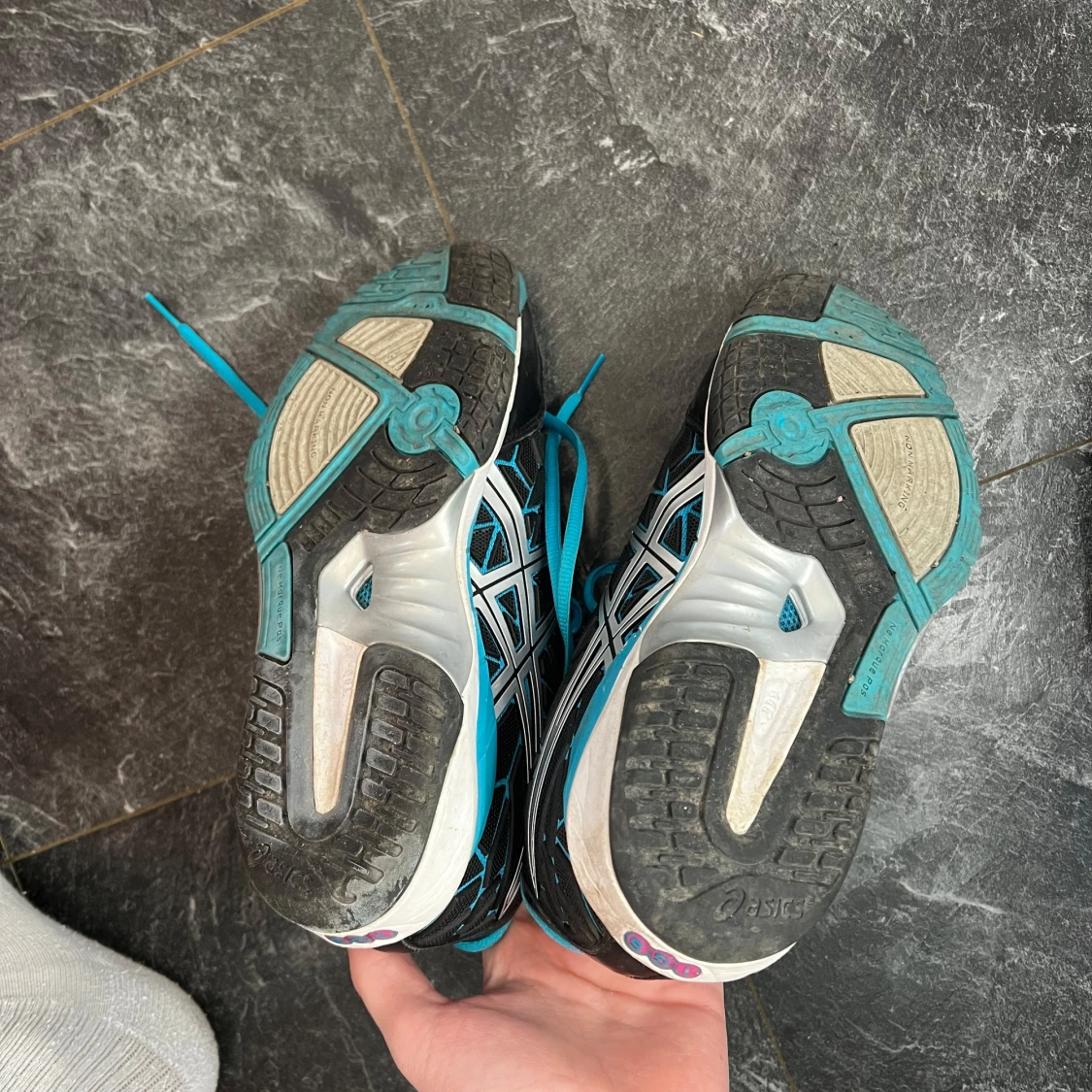 Svarta och turkosa löparskor från Asics - 3