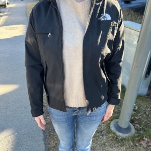 Svart vårjacka från The North Face - Jag säljer den perfekta vårjackan som endast säljs på grund av att den är för liten. Jackan är lite dammig men är annars sparsamt använd och i nyskick!