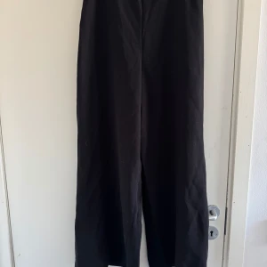 Svarta kostymbyxor från Zara  - Snygga svarta kostymbyxor från Zara med hög midja och en elegant, rak passform. Mjukt och bekvämt material (katt och kanin finns i hemmet) 