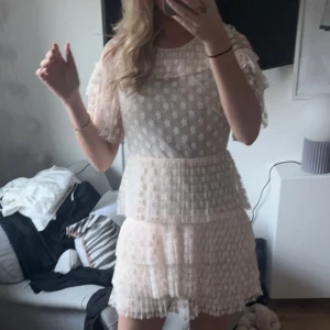 Vit blommig klänning - Hej, säljer en söt vit klänning med blommigt mönster och volangdetaljer. Tänkt för att vara på utspringet men blev en annan klänning. Skriv privat för frågor. Pris kan diskuterades. Endast använd en gång!