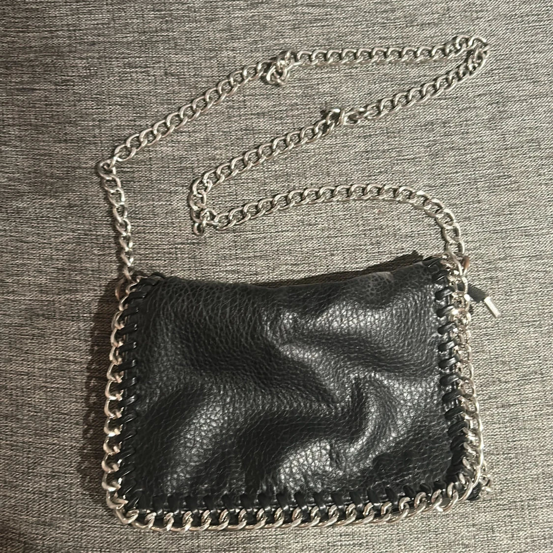 Svart axelväska med kedjedetaljer