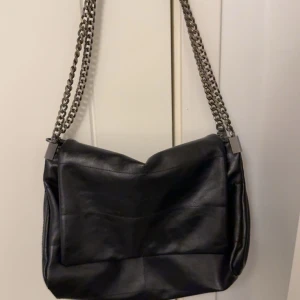 Väska - En fin väska ifrån Zara som inte kommer till användning längre 😊