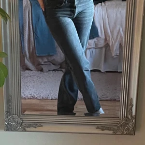 Grå jeans från Zara - Snygga grå jeans från Zara som inte passar mig längre🥰