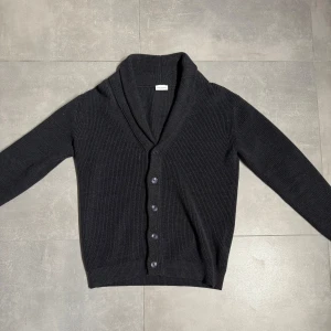 John Henric cardigan  - Tjena! Säljer nu denna riktigt schysta John Henric cardigan! Tröjan är i storlek M! Mitt pris 679kr men pris kan diskuteras!!