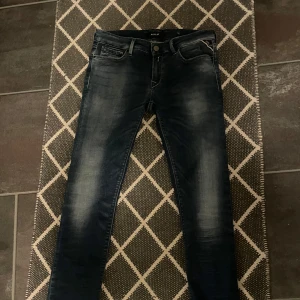 Replay Hyperflex Jeans - Säljer nu dessa replay hyperflex jeans då de var för små för mig. Jätte fint skick utan några defekter alls. Modellen är 174 och väger runt 58 kilo. Passar smalare ben! (Pris går inte att diskuteras)
