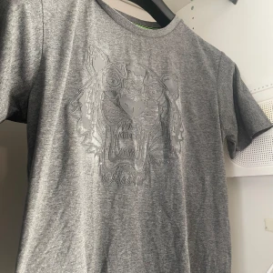 Kenzo t-shirt - Kenzo t shirt köpt ifrån kenzo för 1200kr. Det är en slim fit tröja och passar S 